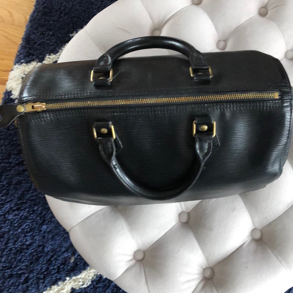 Black Leather Louis Vuitton EPI Speedy 40. - Picture 5 of 8